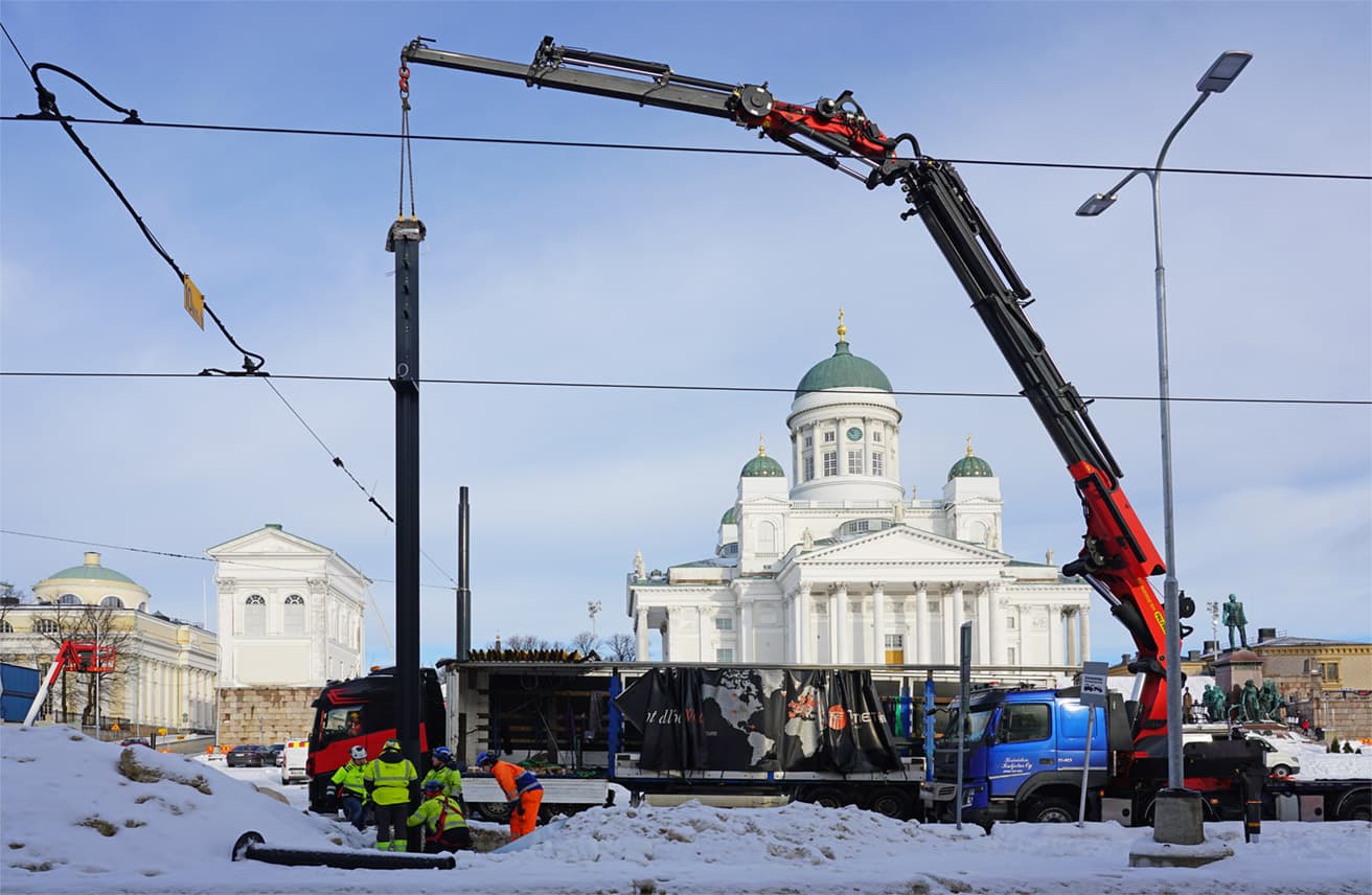 Senaatintorin pylväiden pystytys