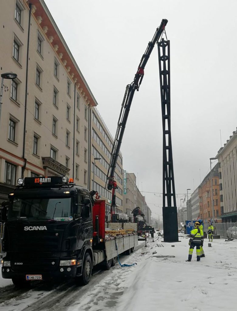 Tampereen ratikkapylväiden asennus